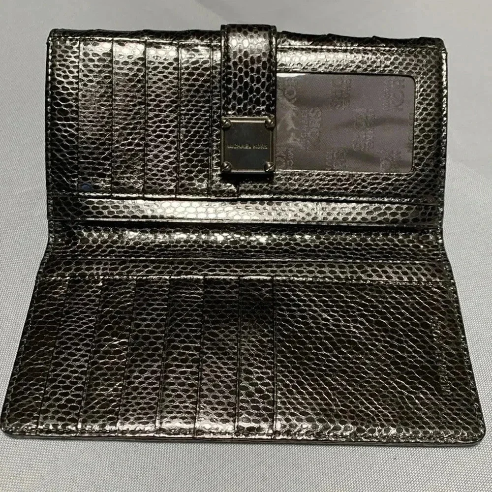 MICHAEL KORS Wallet, NWOT.